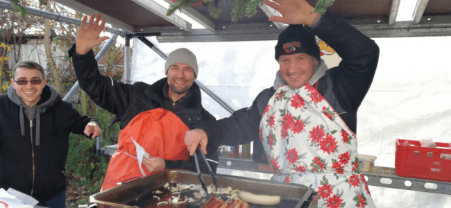 17.12.03 adventsdorf rawa und andi b am grill 002