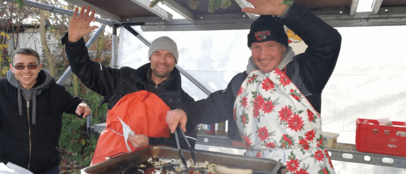 17.12.03 adventsdorf rawa und andi b am grill 002